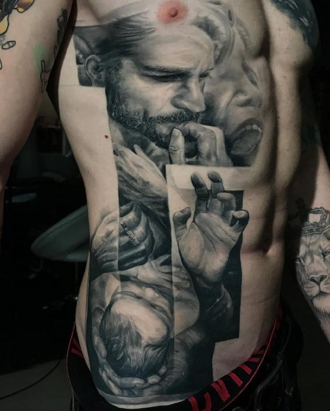 Croix tatouée sur le côté