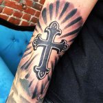 Tatuarse una cruz en el brazo
