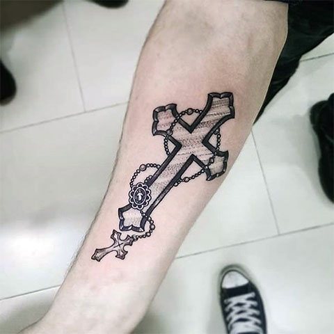 Tatuaje de una cruz en la mano - foto