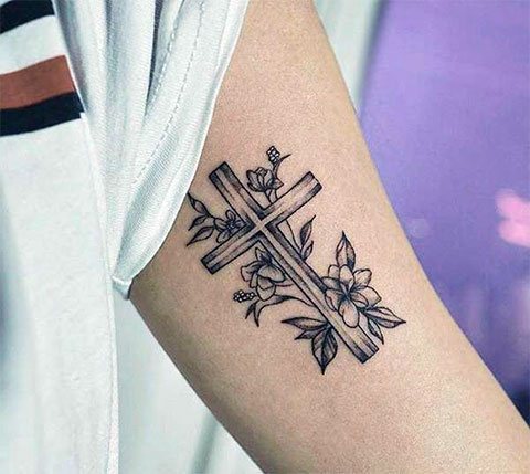 Tatuarse una cruz en el brazo