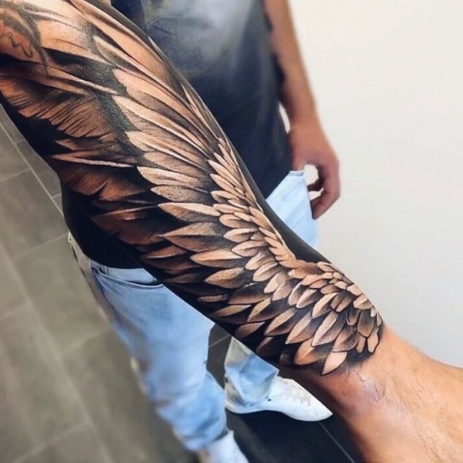 Tatuointi siivet kyynärvarteen miehille
