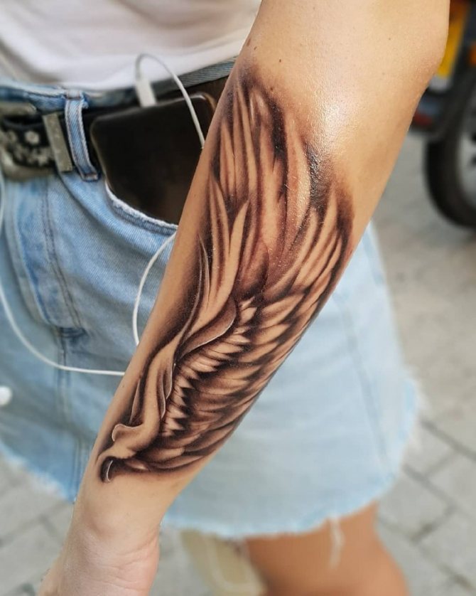 Tatuointi siipi tytön kyynärvarteen
