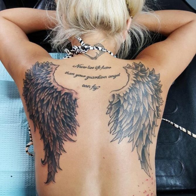 Tatuointi enkelin siivet selässä