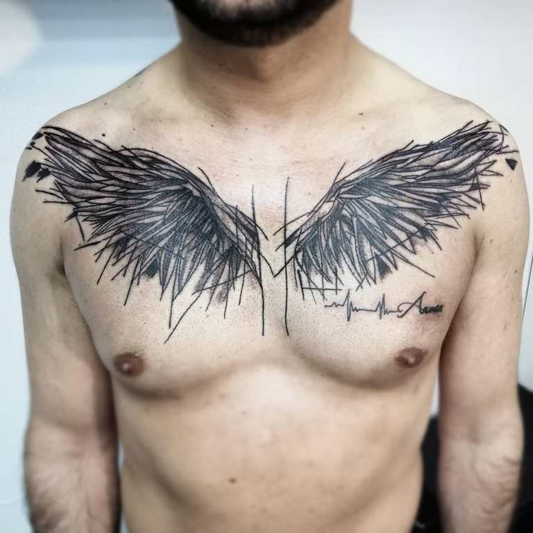 Tatouage d'ailes sur la poitrine