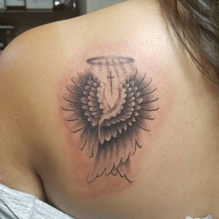 Tatuointi siivet lapaluussa