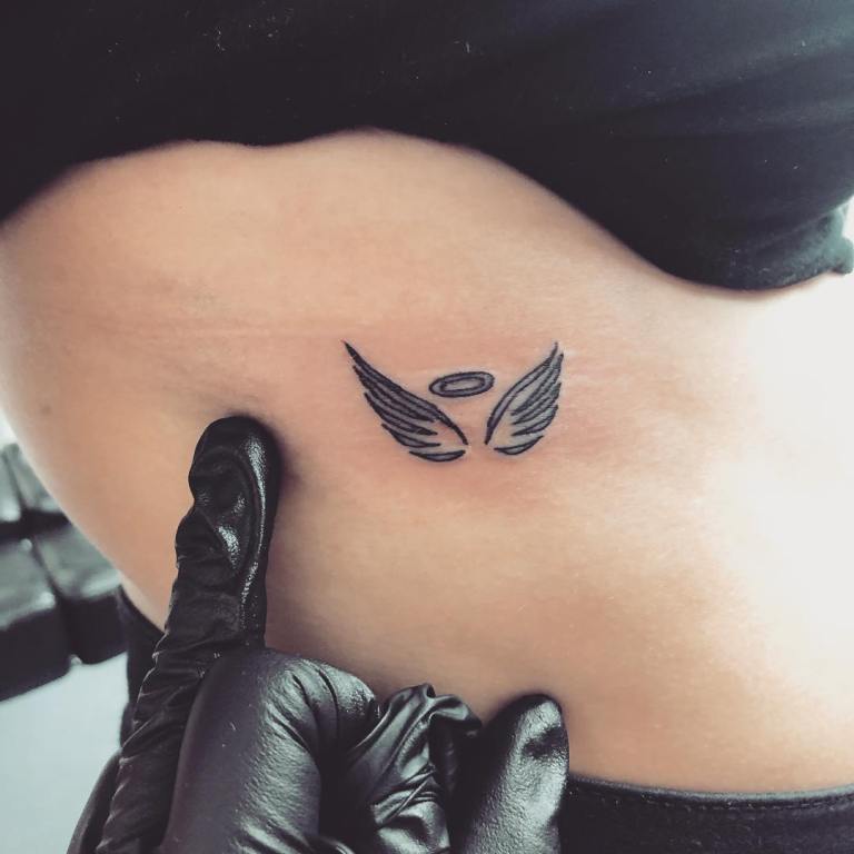 Tatuointi siivet kylkiluihin