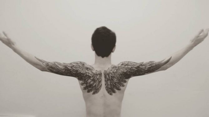 Tatuointi siivet selässä miehille