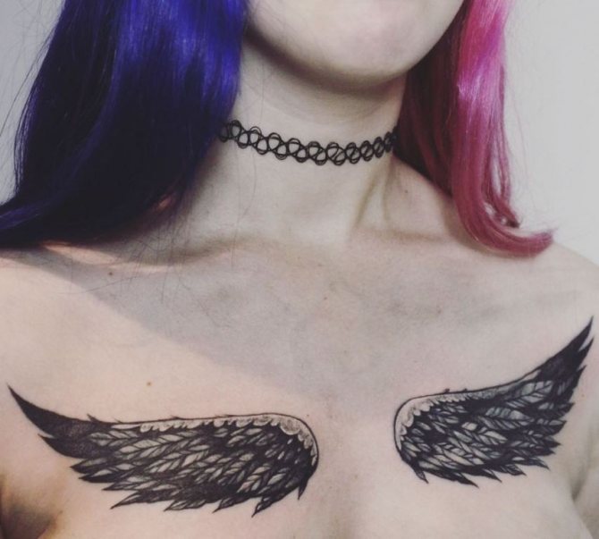 Tatuointi siivet tytön selässä