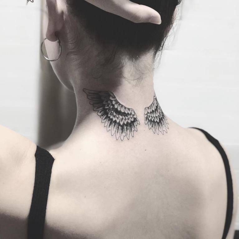 Tatuointi siivet nainen