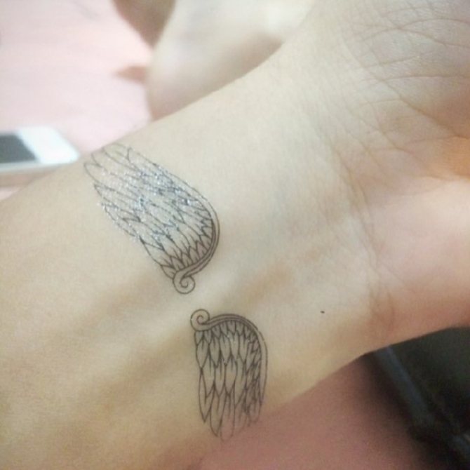 Siipien tatuointi ranteessa