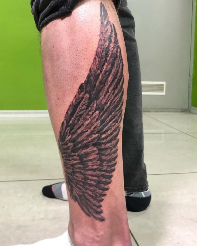 Tatuoi siivet jalkaansa