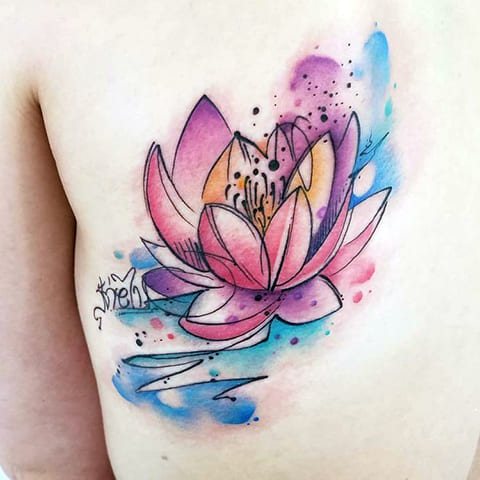 Tatouage d'un nénuphar sur l'omoplate