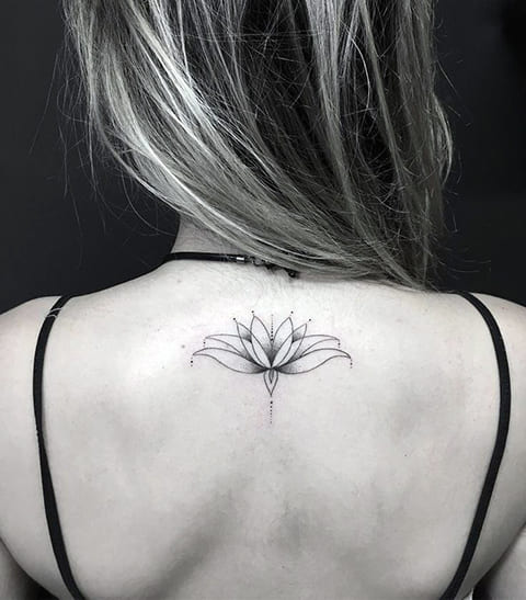 Tatouage d'un nénuphar sur le dos d'une fille