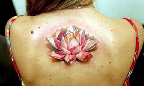 Tatouage d'un nénuphar sur le dos