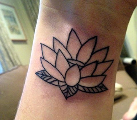 Tatouage d'un nénuphar sur le poignet