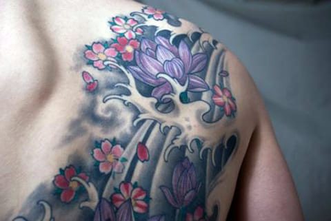 Tatouage d'un nénuphar sur l'omoplate