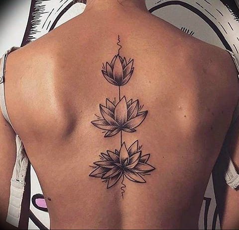 Tatouage d'un nénuphar sur le dos