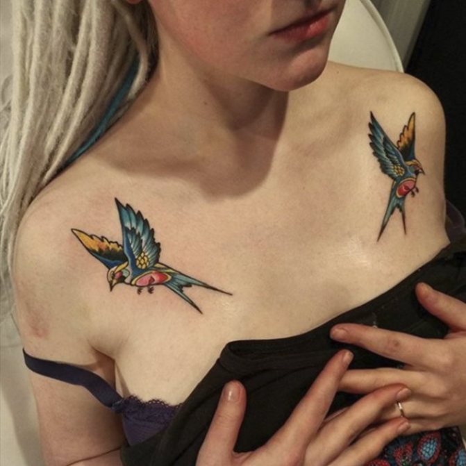tatouage hirondelles sur la clavicule femme