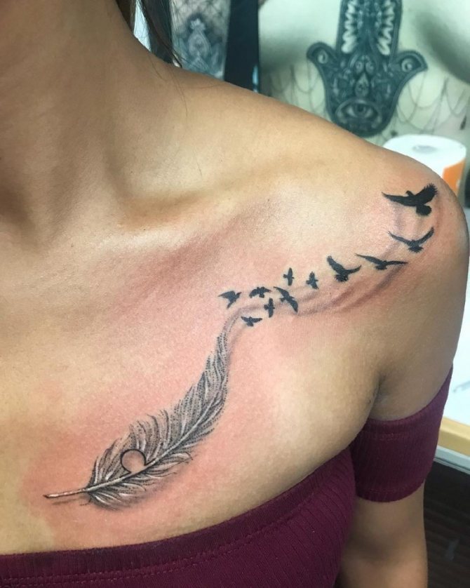 Tatuaje de golondrina en la clavícula