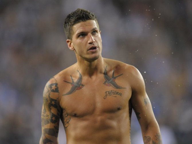 Татуирани лястовици върху мъжките ключици