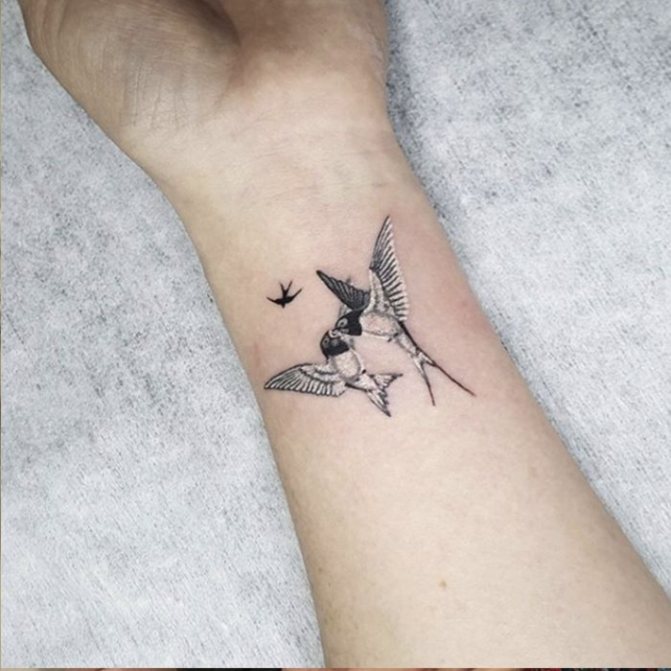 tatouage d'une hirondelle sur le poignet
