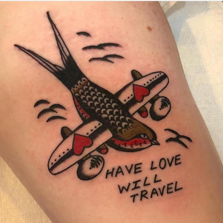 Tatuaje de una golondrina en la muñeca