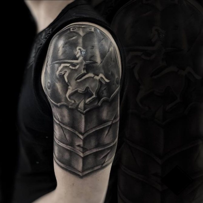 tatouage armure sur l'épaule
