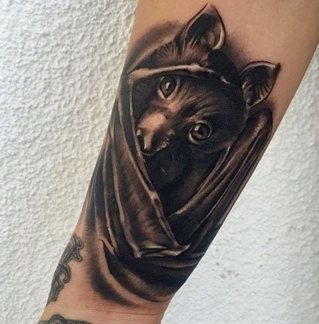 Tatouage de chauve-souris dans un style réaliste monochrome