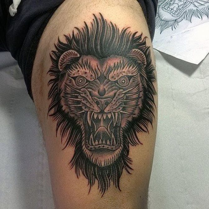 Tatouage de lion noir sur la cuisse