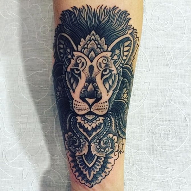 Blackwork leijona tatuointi kyynärvarteen