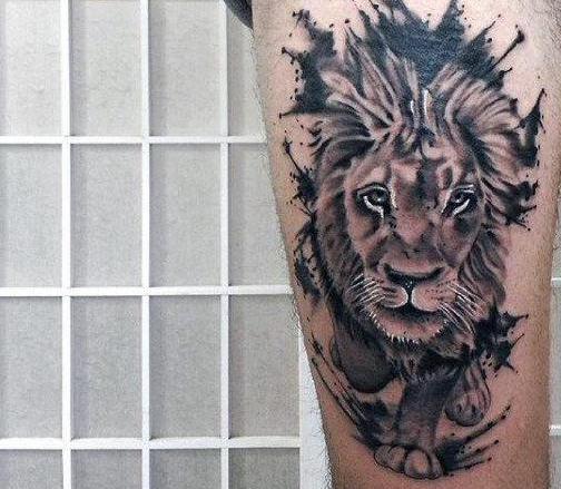 Tatouage d'un lion sur la cuisse
