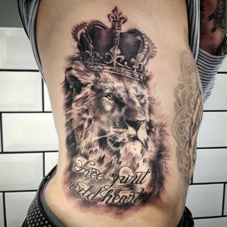 Tatouage d'un lion sur le côté