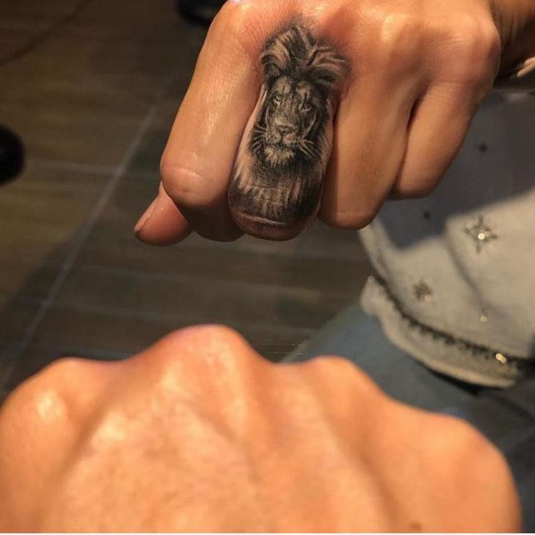 Tatouage d'un lion sur un doigt