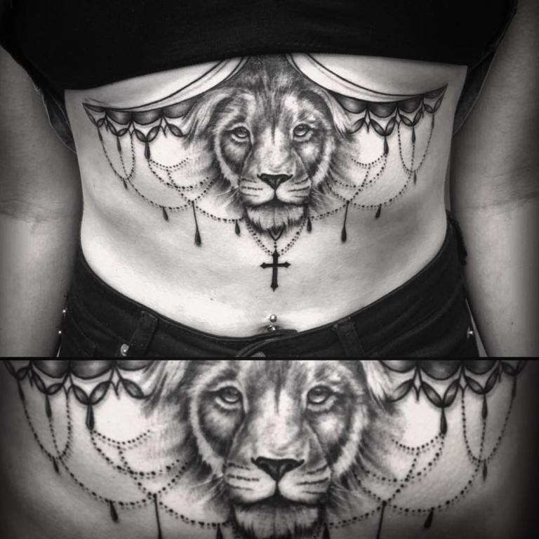 Tatouage lion sous la poitrine