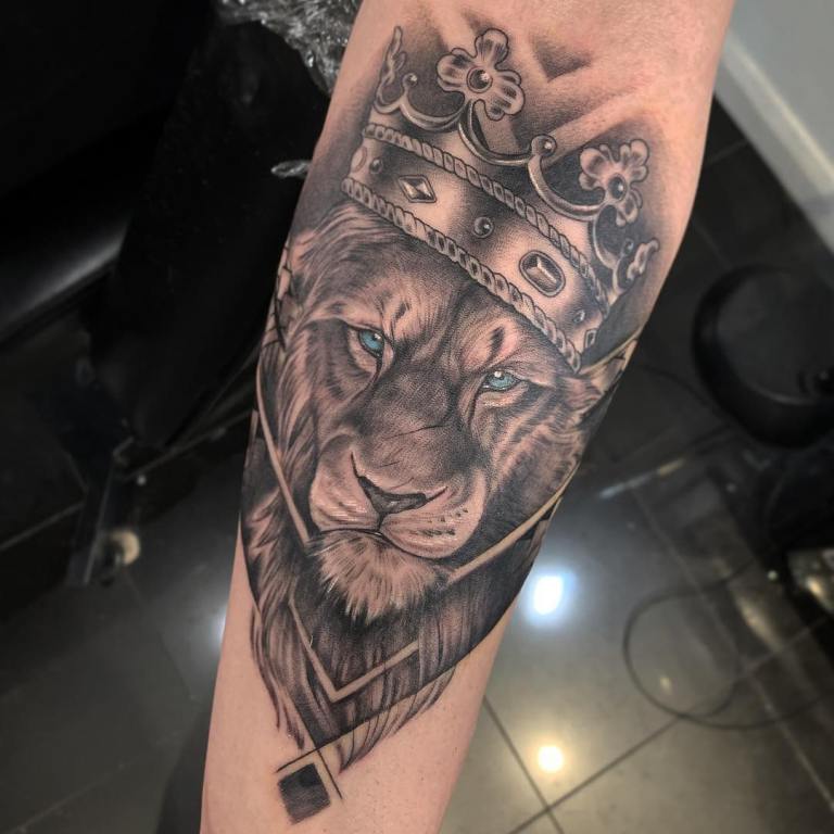 Tatouage d'un lion aux yeux bleus