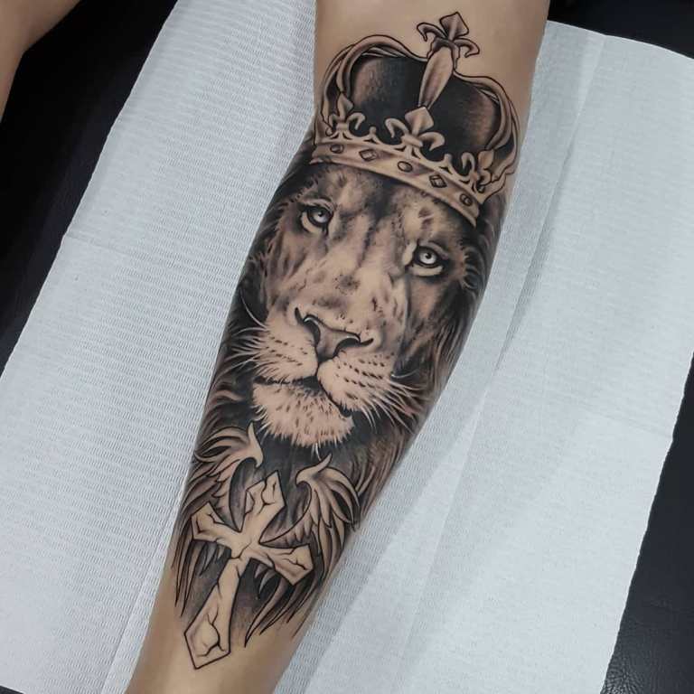 Tatouage d'un lion avec une croix