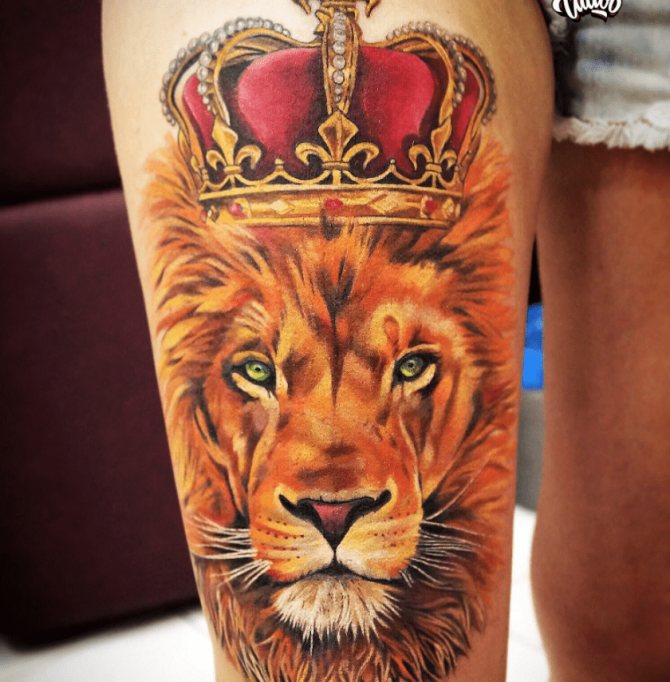 Tatouage d'un lion en couronne