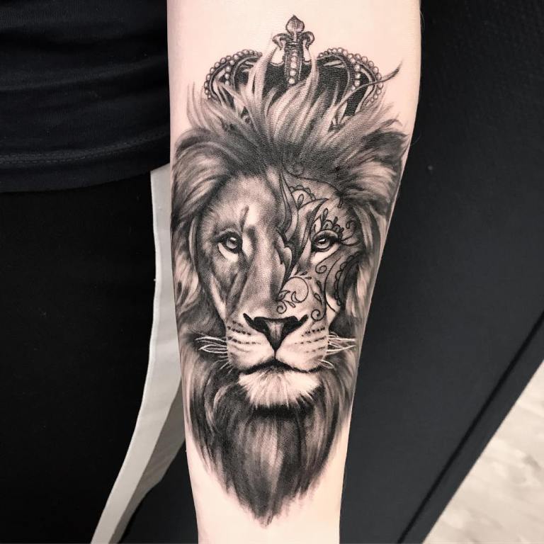 Tatouage d'un lion avec une couronne
