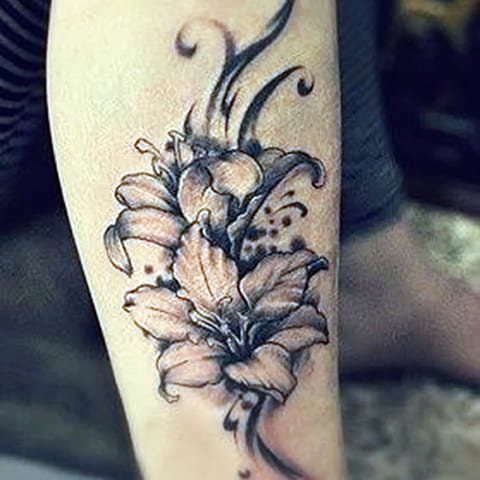 ふくらはぎのユリのタトゥー