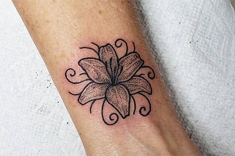 Tatouage d'un lys sur votre poignet