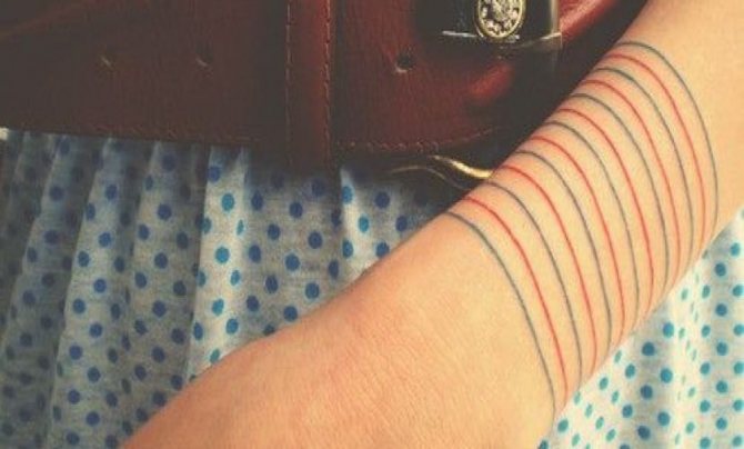 手の花にタトゥーのライン