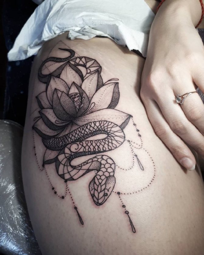 Tatouage de lotus sur la hanche