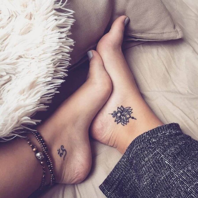 tatouage de lotus sur les jambes