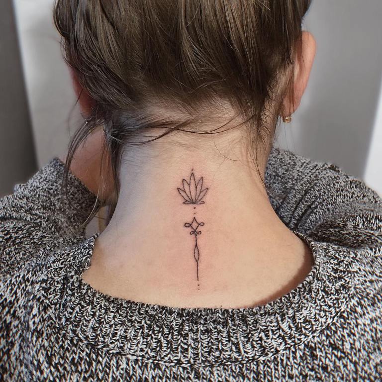 Tatouer un lotus sur le cou d'une fille