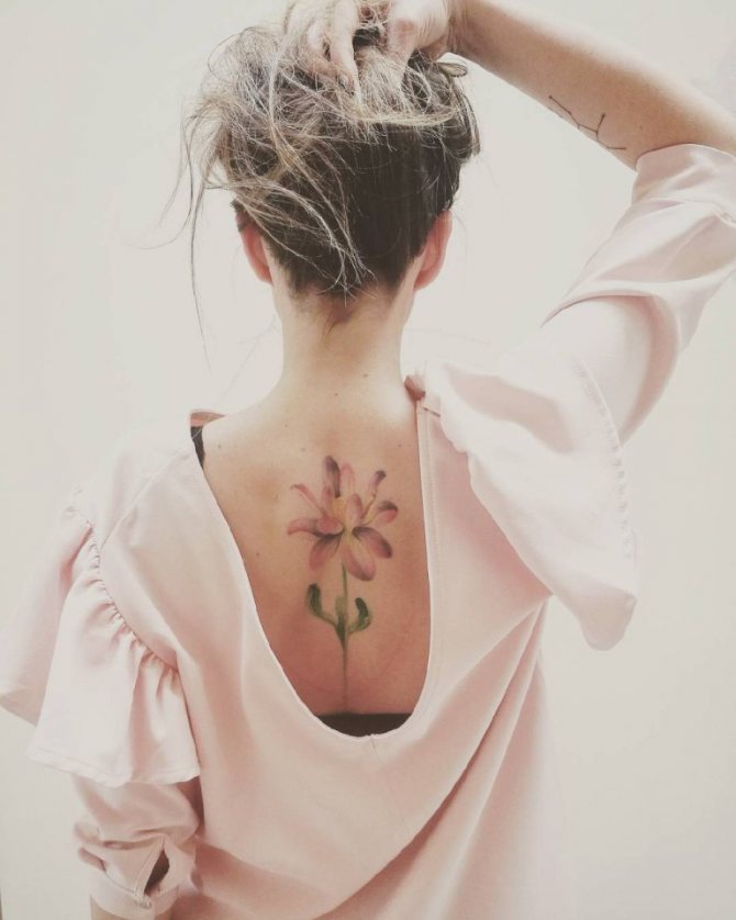 Tatouage de lotus sur le dos d'une fille