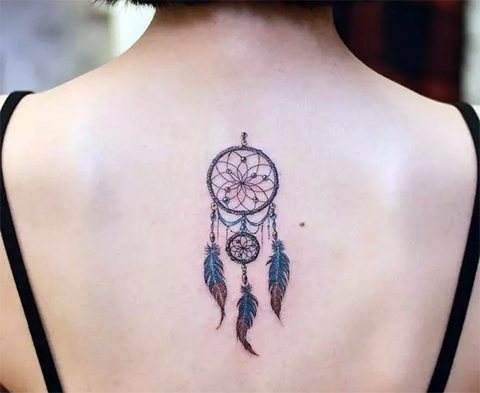 Tatouage d'un attrape-rêves sur le dos d'une fille