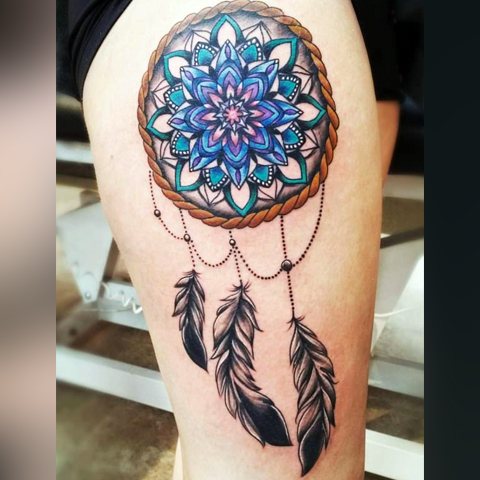 Tatouage attrape-rêves avec mandala de lotus