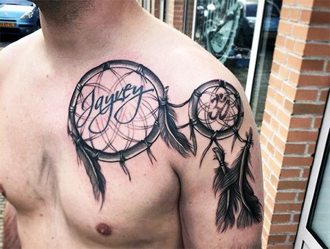Tatouage d'un capteur de rêves sur un homme