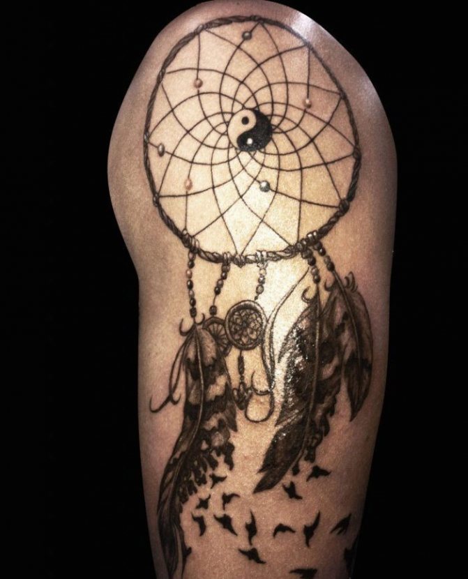 Egy álomfogó tetoválása.