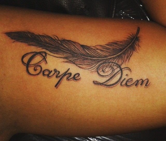 Татуировка Възползвай се от момента на латински (carpe diem). Скица, снимка, значение